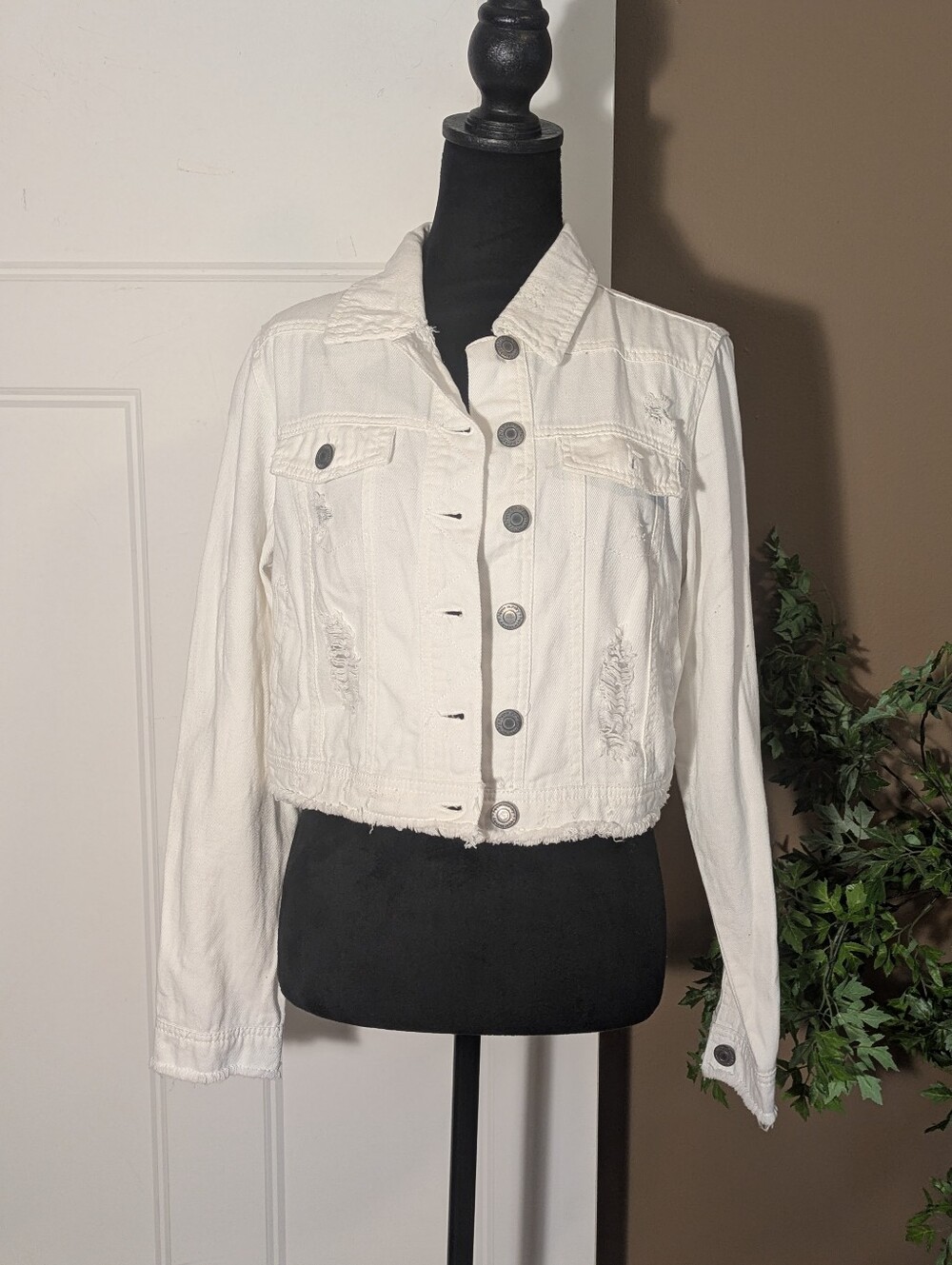 Hippie Laundry White Cropped Distressed Denim Jacket. Size Large.